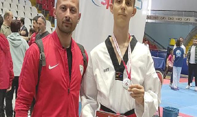 Foça Belediyespor Kulübü Taekwondo Şubesi Sporcusu Asrın Yağız Büyükyavuz, yarı final elemelerini altın madalya ile geçti