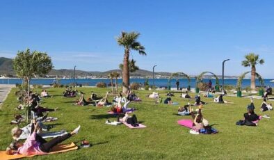 Burhaniye Özgürlük Parkı’nda bugün 08.30 itibarıyla alanında uzman eğitmenlerle sabah sporları başladı