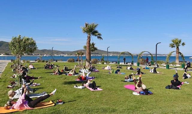 Burhaniye Özgürlük Parkı’nda bugün 08.30 itibarıyla alanında uzman eğitmenlerle sabah sporları başladı