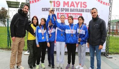 Küçükçekmece Belediyesi ve İlçe Milli Eğitim Müdürlüğü işbirliği ile okullar arası 19 Mayıs Gençlik ve Spor Bayramı kros yarışması düzenlendi