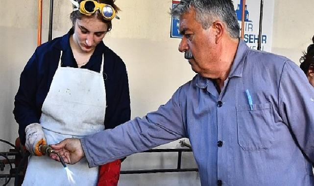 Meslek Fabrikası, kadın oksijen kaynakçıları yetiştiriyor Kadın kaynakçılar iş başında