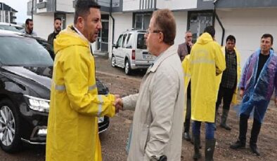 Nevşehir’de etkili olan sağanak yağış dolayısıyla Nevşehir Belediyesi ekipleri, su taşkınlarını engellemek ve yağıştan etkilenen vatandaşlara yardım etmek için yoğun bir çalışma sergiliyor