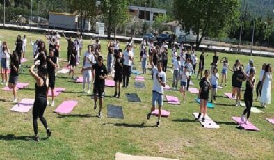 Öğrenciler açık havada yoga yaptı