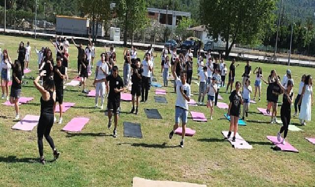 Öğrenciler açık havada yoga yaptı