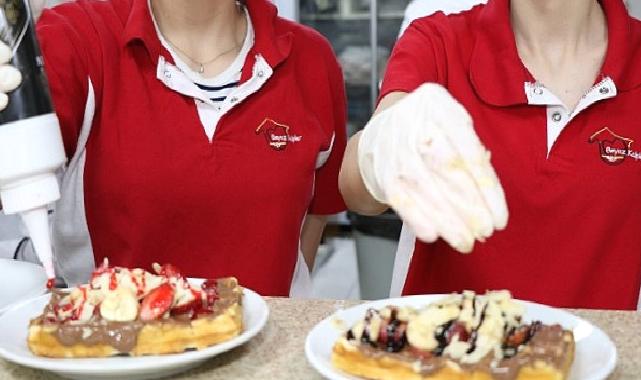 Beyaz Kalplerde waffle ile kahve günü