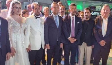 Güzelbahçe Belediye Başkanı Mustafa Günay, CHP Genel Başkanı Özgür Özel’inde katıldığı Melisa Yavaşoğlu ve Gaffar Çiçek’in düğün töreninde nikah şahitliği yaptı
