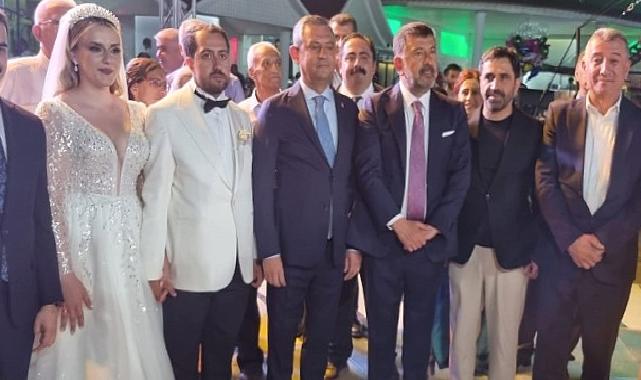 Güzelbahçe Belediye Başkanı Mustafa Günay, CHP Genel Başkanı Özgür Özel’inde katıldığı Melisa Yavaşoğlu ve Gaffar Çiçek’in düğün töreninde nikah şahitliği yaptı