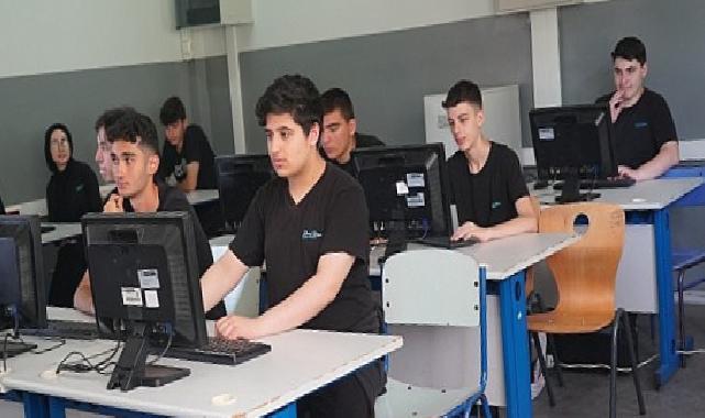 İETT, Tuzla Ahmet Yesevi Anadolu Lisesi’nin bilgisayar laboratuvarını yenileyerek öğrencilerin kullanımına sundu