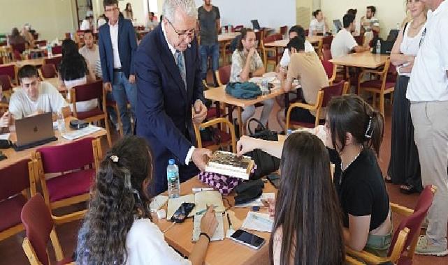 Rektör Prof. Dr. Budak, final sınavlarına hazırlanan öğrencilerle bir araya geldi