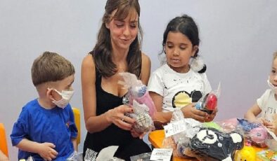 Ünlü oyuncu Aslıhan Malbora tedavi gören çocuklara bayram için “Tebessüm Bebekleri” hediye etti.