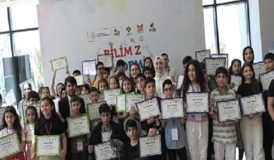 Zeytinburnu Bilim Merkezi’nde Eğitim Gören Akademi Öğrencileri Sertifikalarını Aldı
