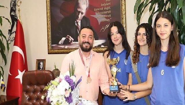 Başkan Turan; Kız voleybol takımımızın başarısını kutluyoruz