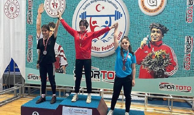 Nevşehir Belediyesi sporcuları, Bolu’da düzenlenen Minikler ve 15 Yaş Altı Ferdi Türkiye Halter Şampiyonası’nda 3 gümüş ve 1 bronz madalya kazandı