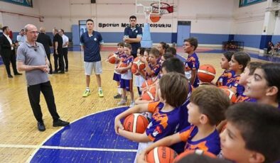 Selçuklu Belediye Başkanı Ahmet Pekyatırmacı, Selçuklu Belediyesi Yaz Spor Okulları’nda farklı branşlarda eğitim alan spor okulu öğrencilerini ziyaret etti